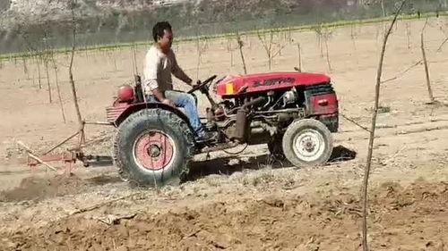 大型国产拖拉机耕地视频