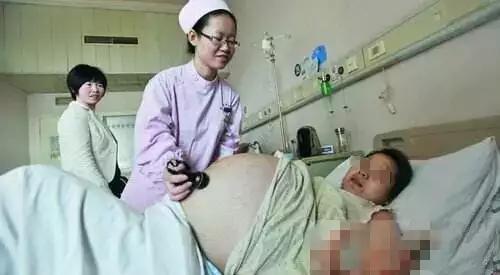 外国产房双胞胎视频,双胞胎同框诞生瞬间